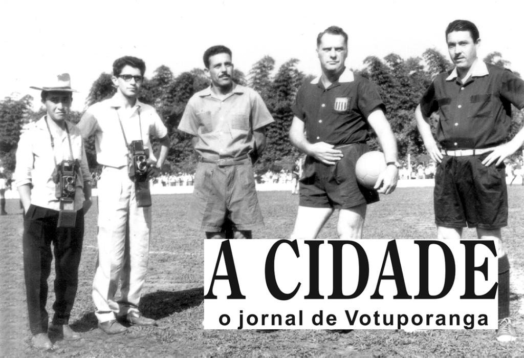 Qualquer esportista dos anos 60 e 70 vai lembrar desse nome: Albino Zanferrari. Um dos maiores árbitros do seu tempo. Ele chegou a dirigir alguns jogos da Votuporanguense, tinha laços de parentesco na cidade, e se sentia bem por aqui. Seu apelido era Nino, e ele era casado com uma prima do Tonicão Commar. Essa foto, colhida pelo profissional Takeo Sato, reporta o momento antes de um jogo no Estádio Plínio Marin, no dia 22 de maio de 1962. Veja quem são os personagens da foto, a partir da esquerda: Luizinho Sato (fotógrafo), Domingos Olmedo (fotógrafo), Carlos de Barros (Carlão bandeirinha), Albino Zaferrari (árbitro da FPF) e Lamartine de Oliveira (bandeirinha)