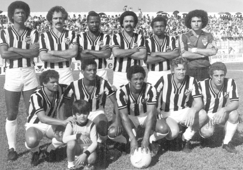 A.A. Votuporanguense/ 80 - Esta é uma das formações da gloriosa A.A. Votuporanguense dos anos 80.  Confira quem são os jogadores conferindo da esquerda para a direita, de pé: Iaponan, Cido Branco, Cido Preto, Paulo Roberto, Passoca e o goleiro França. Agachados: Tuta, João do Pulo, Paulo Figueiredo, Renatinho e Jair Calegari. Este foi um dos grandes times  da alvinegra. Veja ao fundo a lotação impressionante da arquibancada (geral)  num domingo de muito sol. A foto pertence ao arquivo pessoal do Tomio.