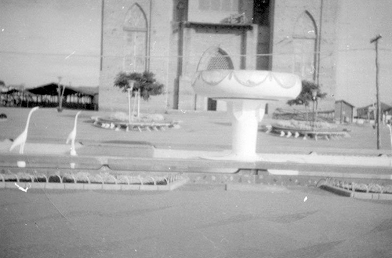 A praça na década de 60 - No momento que se discute a revitalização da Praça Fernando Costa (praça da Matriz), levantamos esta foto da década de 60, quando aquele logradouro público foi completamente remodelado.Tal quanto agora, as mudanças feitas na administração do prefeito Nabuco geraram protestos e descontentamentos. Na época,o vigário da paróquia Frei Benjamin, não aceitava a obra. Na esquerda desta foto, vê-se a barraca da quermesse e, em primeiro plano, a Fonte Luminosa, símbolo da modernidade da praça recém-inaugurada. A igreja Matriz ainda não havia recebido o reboco. A foto histórica é do Museu Rapassi. Colaborou: Dagoberto Mira Alves (Dago).