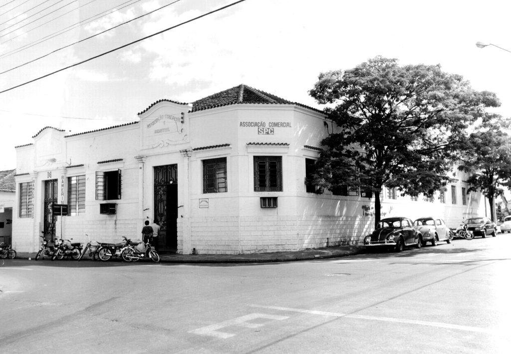 Neste prédio, demolido em 1986 para dar lugar ao majesoso edifício da Associação Comercial (rua Pernambuco esquina com a rua Mato Grosso) foi a sede do Votuporanga Clube de 1954 a 1967. A ACV instalou-se no local e nos anos 70 o salão de festa era alugado para muitos eventos. Foi ponto de encontro também de memoráveis reuniões de Rotary e Lions. Acima da porta de entrada estava escrito Associação Comercial e Industrial, num tempo que a entidade congregava as duas categorias profissionais. O velho prédio é a marca de um tempo da  Votuporanga antiga.