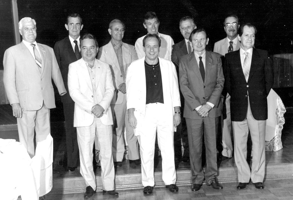 Uma foto inédita apresenta um grupo de ex-presidentes do Votuporanga Clube. O registro fotográfico foi feito no ato de posse do presidente Domingos Pignatari Júnior (gestão 1988 / 1989). Da esquerda para a direita: Abílio Calille, Dalvo Guedes, Dr. Joaquim Figueira da Costa, Durvalino Comar, Rames Cury e Roberto Lima Campos. Na fila da frente: Manoel Anzaí, Júnior Pignatari, Waldecy Antonio Bortolotti e o Dr. Alvaro Domingues de Oliveira. A construção da nova sede do clube, que começou com o Dr. Valter Eleutério Rodrigues, a inauguração da piscina, e todos os melhoramentos feitos num tempo de grande desenvolvimento do clube, passaram pelas mãos desses homens que fizeram história no clube.