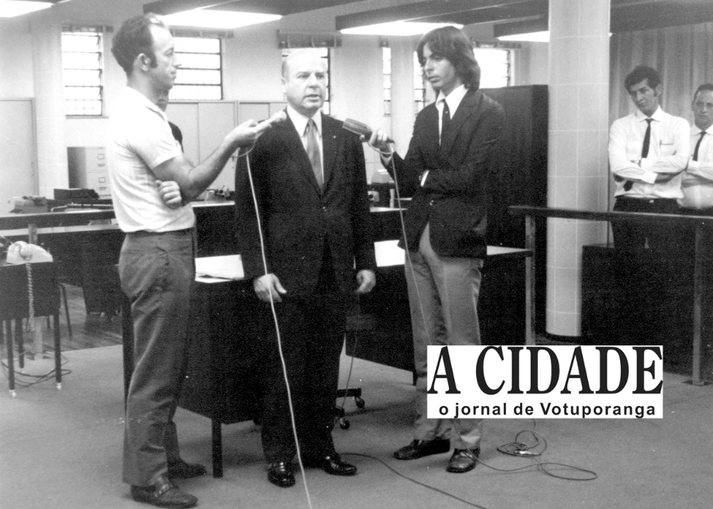 Esta foto é do início dos anos 70. A agência local do Banco do Brasil, que ainda era instalada na rua São Paulo (hoje prédio da Caixa Federal), recebia, oficialmente, o novo sistema operacional - Máquina de Contabilidade - NCR. Veja quem são os personagens da foto a partir da esquerda: radialista José Antônio Sanches (da então Rádio Piratininga de Votuporanga), ao centro discursando Boaventura Farina (diretor do Banco do Brasil, então sediado no Rio de Janeiro), na direita, o radialista Luiz Carlos Bordoni (Rádio Clube de Votuporanga) e acompanhando o ato, os funcionários do Banco do Brasil: Paulo de Vera Cruz Soledade (Paulão) e Wagner Aparecido Sartori.