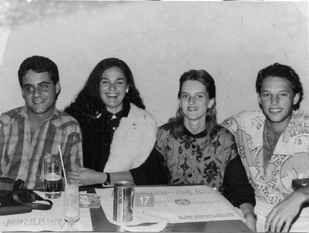 
Extraído das páginas sociais, coluna Panorama, de A Cidade, nos anos 80, numa mesa de bar, os jovens: José Orlando Mastrocola e Sueli Friosi, mais Adauto (Daltinho) Lupo e Geiza, marcando presença em algum ponto badalado da cidade. Foto arquivo do jornal