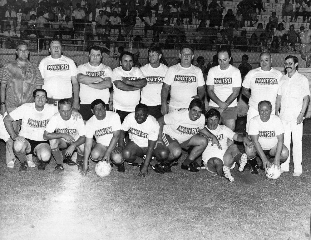 
Nos anos 90 aconteceu um jogo beneficente no estádio Plínio Marin, reunindo os gordos contra os magros. Veja nesta foto a formação da equipe dos “gordos”, conferindo da esquerda para a direita: De pé – Darcy Quatrochi, Pedro Stefanelli, dr. Hélio Martins, Dukita, Desidério, Robertão Bianchini, Ivo Matavelli, Jurani Pereira da Silva e Nélsinho Olgado. Agachados: ?, Moacir Pansani, Wanderley Menegueti, Fifi, Egmar Marão, José Carlos de Melo e ?. Foto do arquivo do jornal A Cidade 