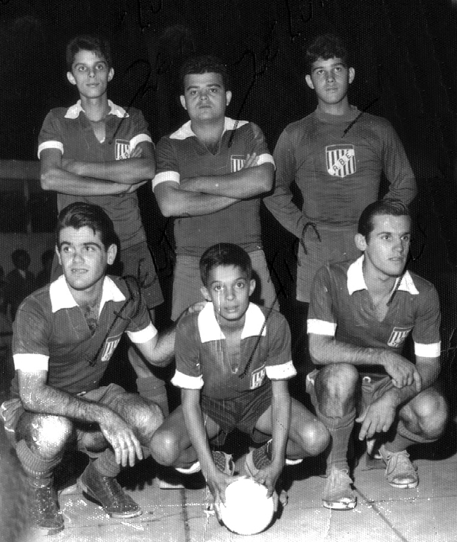 Esta equipe com distintivo da ABE (Associação Bancária de Esportes) esteve em ação na quadra do Votuporanga Clube, na noite de 30 de julho de 1973. Veja quem são os atletas, conferindo da esquerda para a direita, de pé: Zé Roberto Oliveira, Zé Luiz Basílio e Manoel Basílio. Agachados: Eudelton Zanin, Nélson Oliveira (Tim) e Norival Zanin (Cacareco). A foto é do arquivo pessoal de Nélson Oliveira (Tim)