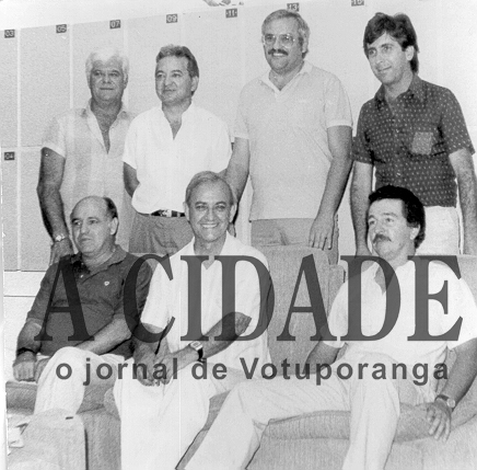 Esta foi a diretoria constituída pelo médico Joaquim Figueira da Costa quando ele assumiu a presidência da Fundação Educacional de Votuporanga, nos anos 80. Esta diretoria viabilizou  os meios de comunicação: Rádio  e TV Unifev.  A partir da esquerda: o agrônomo Abílio Calille, o comerciante Manoel Anzai, o dentista José Luiz Pereira e o comerciante João Herrera Martins. Sentados: o professor Lindolfo Pelegrini, o médico  presidente Joaquim Figueira da Costa e o bancário Diogo Mendes Vicentini. 

***Confira mais desta coluna em nossa edição impressa e online para assinantes.