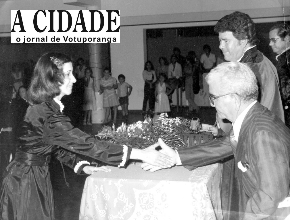 As formaturas dos cursos superiores em Votuporanga sempre foram muito concorridas. Nesta foto de 1976, aparece a formanda Ivete Rosa da Silva Olgado, recebendo os cumprimentos do paraninfo, um dos grandes incentivadores da Educação em Votuporanga, Rachid Homsi. A seu lado está o professor José Garcia Martins, de saudosa memória