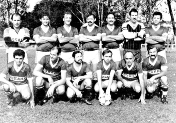 O Assary de 1985 - No Torneio Inter-Clubes -Masters a equipe representativa do Assary Clube de Campo fez esta foto no dia 6 de outubro de 1985. Veja quem são os craques. De pé, começando sempre pela esquerda: Pedrão (goleiro), Milton (Grilo), Valter Moretti, Nélsinho Olgado, Jair Sampaio, Luiz C. Teixeira (goleiro) e Waldir Petenucci. Agacha-dos: Orlandinho Belotto, Osmar Malerba (Violão), Paulinho Olgado, Darci Pereira de Moura, Sebastião De Haro e José Pires. Os “boleiros” da época falavam que esse time era “encardido”. A foto é de Paulino Mateus Olgado.\r\n