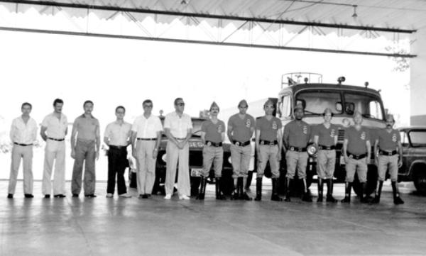 Corpo de Bombeiros - Neste ato, em 1981, o então prefeito João Antonio Nucci, entregava solenemente os uniformes para a corporação do extinto SESCI - denominação do Corpo de Bombeiros Municipal. A partir da direita: Manoel (motorista), Guilherme (motorista), Pedro Quinalha (eletricista), Rubens Munhós Teno (secretário municipal), Antonio Guerche (encarregado do almoxarifado), João Nucci (prefeito) e os bombeiros: Mauro Marques (encarregado da corporação), José Augusto, Gerson, Bira, Valdecir, Nichida e Rivelino. A foto é do arquivo pessoal de Mauro Marques.\r\n