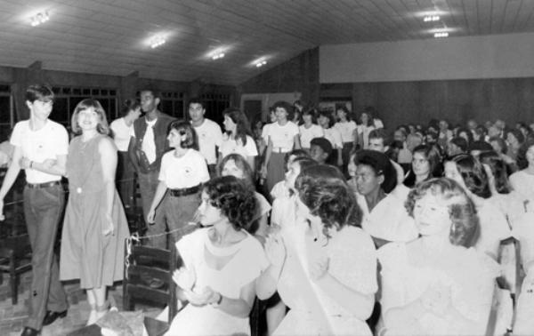 Formatura nos anos 80 - A foto é de 1984. Uma formatura do Ensino Médio (3.º colegial) da escola José Manoel Lobo (IE). O evento aconteceu no salão social do Assary Clube de Campo, à noite. Na fila, estava a professora Cristina, de Biologia, junto com Dirceu Martins, que hoje é repórter da Rede Globo (TV Tem). Atrás, vem o vereador José Carlos (filho do Lazão). Atrás, o locutor Carlos Alberto dos Santos e a nossa colega Janete Ribeiro. Um período de recordações que os amigos fazem questão de mostrar.