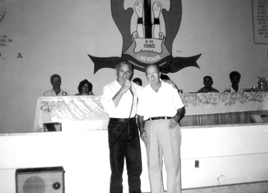 É dos anos 80 esta foto que documenta uma reunião festiva da Associação Antialcoólica de Votuporanga. Em primeiro plano, aparecem dois extraordinários baluartes da entidade, cujos nomes estão perpetuados em Votuporanga: o tenente Mário Bernardes e o vereador Donato Larindondo. Ambos, de saudosa memória, são lembrados pela realização de grandes campanhas na construção da sede própria da entidade.