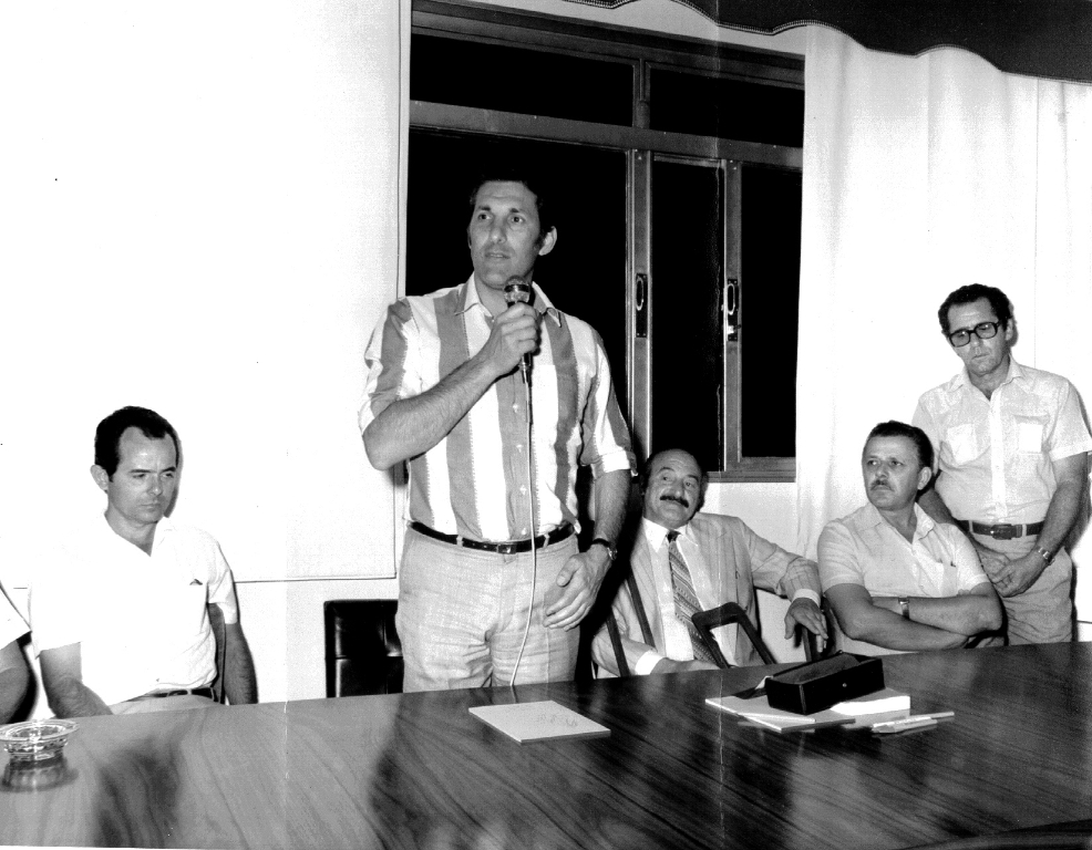 Orestes Quércia, governador de São Paulo pelo PMDB, nos anos 80, sempre teve fortes aliados políticos na cidade. A foto registra uma de suas muitas visitas. Aparecem, na esquerda o então vereador e líder do partido Osório Casado e no prolongamento da mesa, o prefeito Mário Pozzobon e seu vice Rames Cury, tendo ao seu lado o saudoso professor Iris Barbieri, que foi candidato a deputado estadual pelo partido. A foto é do arquivo do jornal.