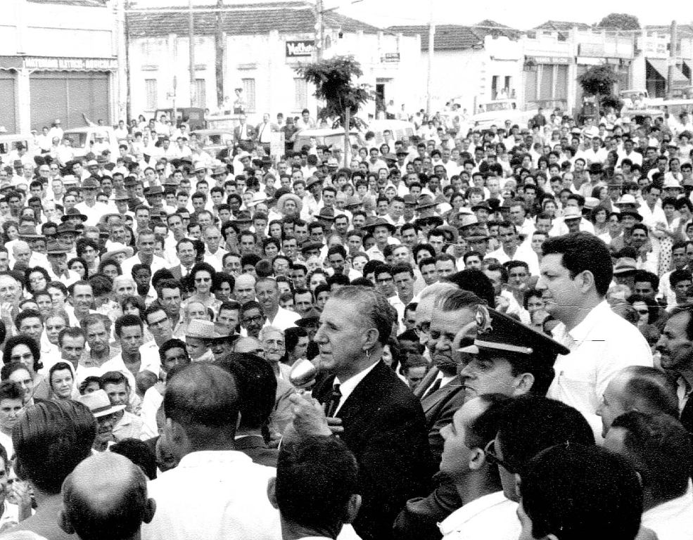 Praça da Matriz lotada, olhos e ouvidos atentos na fala do grande líder político da época, cercado dos seus maiores partidários locais e regionais. Uma linda foto dos anos 50, onde aparece, em primeiro plano, o governador de São Paulo, Adhemar de Barros, ao lado do seu fiel correligionário de Votuporanga, Capitão Leônidas Pereira de Almeida e do filho deste: Leco - Leônidas Pereira de Almeida Filho. Na plateia, alguns dos votuporanguenses mais conhecidos daqueles tempos. Procure identificar da esquerda para direita: Clotilde Van-Haute, Inês Miguel, Aparecida Melo (Cidinha), Dr. Joaquim Franco Garcia, Faies Habimorad, Azizi José Abdo e Alfredo Rodrigues Simões (Cavaco).  A foto pertence ao arquivo pessoal de Marenice Valente.