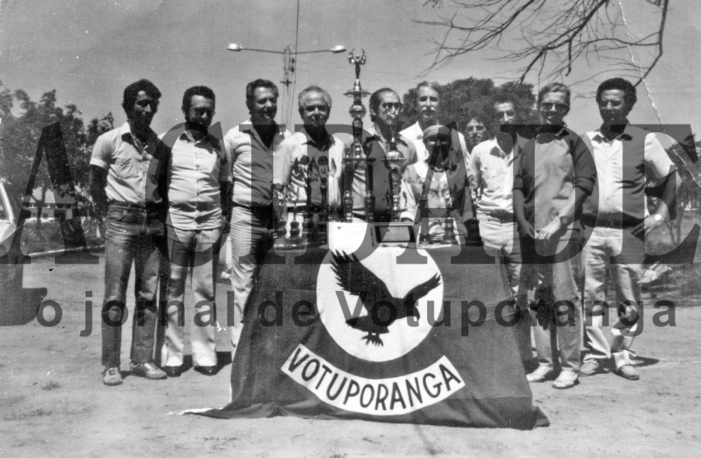 Ano 1984 – O CTA – Colégio Técnico Agrícola de Votuporanga, estava no auge da sua história e entra na competição estadual- a Agro Olimpíada do Estado de São Paulo, sediada em Presidente Prudente. Foi show de bola em todos os sentidos. Ganhou nas competições esportivas, nas provas técnicas agrícolas e cultural, com a apresentação da sua peça teatral “Arena Contra Zumbi” – dirigida pela coordenadora cultural profa. Maria Lúcia Vargas. O diretor do CTA era o prof. Uélinton Garcia Peres. Com todos os troféus conquistados, a direção do estabelecimento de ensino técnico e a sua equipe de professores e auxiliares fizeram esta foto histórica: Da esquerda para a direita: Elcio (vigia), Otávio Falchi (Coordenador de Ensino), Nivaldo Mela (Delegado de Ensino),Valdir Gonçalves de Lima (Supervisor de Ensino), Uélinton Garcia Peres (Diretor do Colégio), Eva Maria (Coordenadora da Parte Pecuária), Dagoberto Mira Alves (Coordenador da Parte Agrícola), Maria LúciaVargas (Coordenadora da Parte Cultural), João Nucci (Vice-Diretor). Na Fila atrás: Flávio Belone (Coordenador da Parte Esportiva) e Antonio Minhoto (Técnico Agrícola).

***Confira mais desta coluna em nossa edição impressa e online para assinantes.
