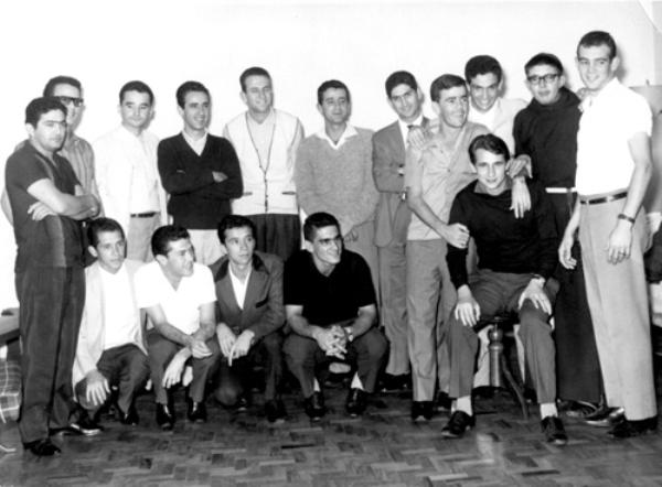 Festa de Aniversário -Dia 7 de julho de 1965. Em pé: (os dois primeiros eram visitantes de Tanabi): Roberto Marde-gam, Carlinhos De Haro Segundo Braolhos, Burim, Rubens Massuia (Bimbo), José Garcia, José Antonio Garcia de Carvalho (Palestra), Frei Arnaldo e Edison Cócolo Martins (Baiano). Agachados e sentados: Visitante de Tanabi, Reinaldinho da Silva, Antonio Melo, Rui Marão e Urbano Doimo. (Foto -Edison Cócolo)