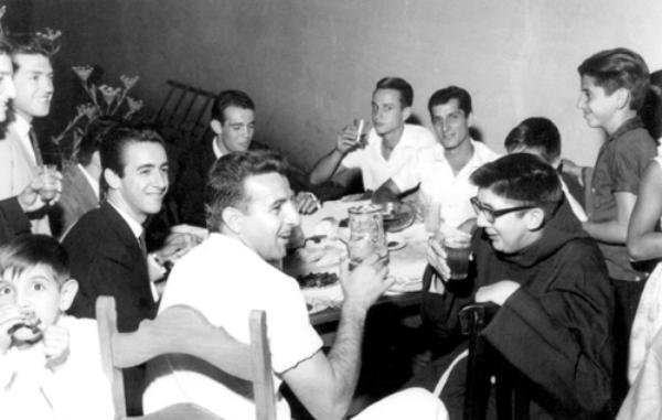 Noivado: Nasser e Tereza - A festa foi em Tanabi no ano de 1964. Da esquerda para a direita: Nelson Gorayeb, Reinaldinho da Silva, Carlinhos De Haro, Edison Cócolo Martins (Baiano), Olavo Arroyo, Cuoghi, Nílson Gorayb, Frei Arnaldo e Guga. (Foto- arquivo Nasser Gorayb).