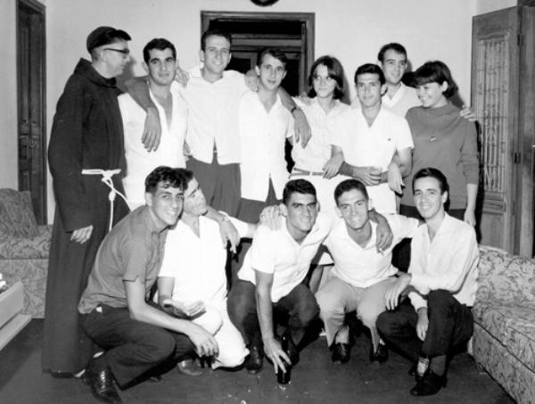 Aniversário do Segundo Braolhos - Dia 15 de março de 1965 -A partir da esquerda: Frei Arnaldo, Luiz Carlos Escudeiro, Segundo Braolhos, Urbano Doimo, Maria Helena Munhós, Reinaldinho da Silva, Edison Cócolo Martins (Baiano) e Heloisa Helena. Agachados: Luiz, José Garcia Martins, Rui Marão, José Antonio Garcia de Carvalho (Palestra) e Carlinhos De Haro. (Foto - Edison Cócolo Martins - o Baiano).