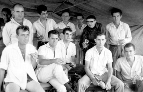 CHURRASCO - Ano 1959. A partir da esquerda, em pé: motorista da Uselpa (Usina Elétrica de Votuporanga),Fifo, Domingos Pignatari, engenheiro Paulo Airton, Frei Arnaldo, Francisco Barbosa (motorista da Uselpa). Sentados: José Martins, Jaime Alvares Gil, Luiz Carlos Escudeiro, Nasser Gorayb e um Policial Rodoviário não identificado. Local da festa: Sub-Estação da  Uselpa - Bairro da Estação (Foto- arquivo Jaime Gil)