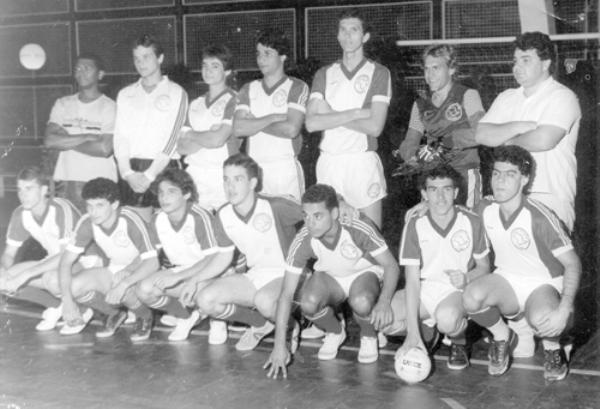 Futsal 1984 - Veja a equipe de futebol de salão de Votu-poranga perfilada para um jogo na cidade de Cubatão no dia 10 de dezembro de 1984, segundo consta no verso da foto. O registro fotográfico chega à redação enviado pela família do saudoso Mexicano ( o primeiro da esquerda de pé). Não conseguimos identificar os jogadores. Se alguém conhecê-los, por favor, passe para a nossa equipe. \r\n