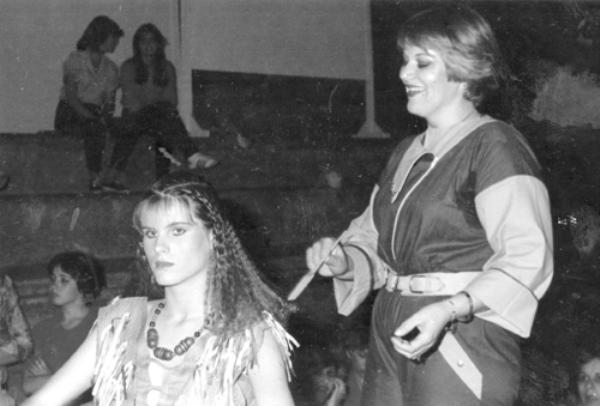 Vera e Luciana - Esta foto é do dia 25 de julho de 1982.Numa apresentação no Senac em São José do Rio Preto, a cabelereira Vera Lúcia Sabatim dá o retoque final no cabelo da modelo votuporanguense Luciana Locatelli. Vera comemora o sucesso do seu trabalho.