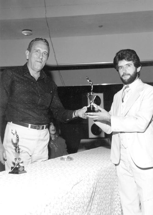 1º Lugar - Osvaldo Cabelereiro conquistou o primeiro lugar na categoria de corte de cabelo no 1º Campeonato de Votuporanga, realizado no dia 25 de julho de 1982.Na foto o momento solene da entrega do trofeu pelo prefeito João Antonio Nucci ao vencedor do concurso.