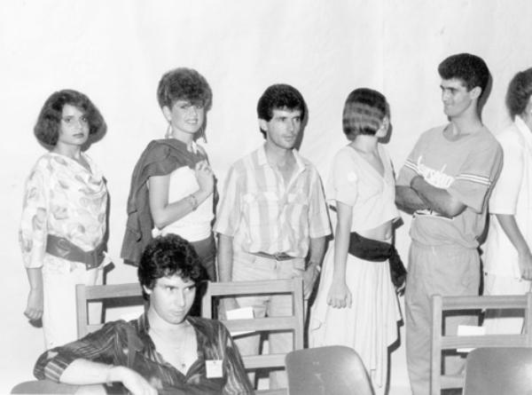 Os modelos de 1986 - No dia 24 de agosto de 1986,num desfile em São José do Rio Preto,  modelos de Votuporanga se apresentaram com os  diferenciados cortes de cabelo. Aparecem da direita para a esquerda: Adriana, Regina, Osvaldo Carrara (cabelereiro) , uma modelo de Rio Preto, e Marcos Bandeira. Ainda na foto, sentado, o cabelereiro de Rio Preto, Francisco. 