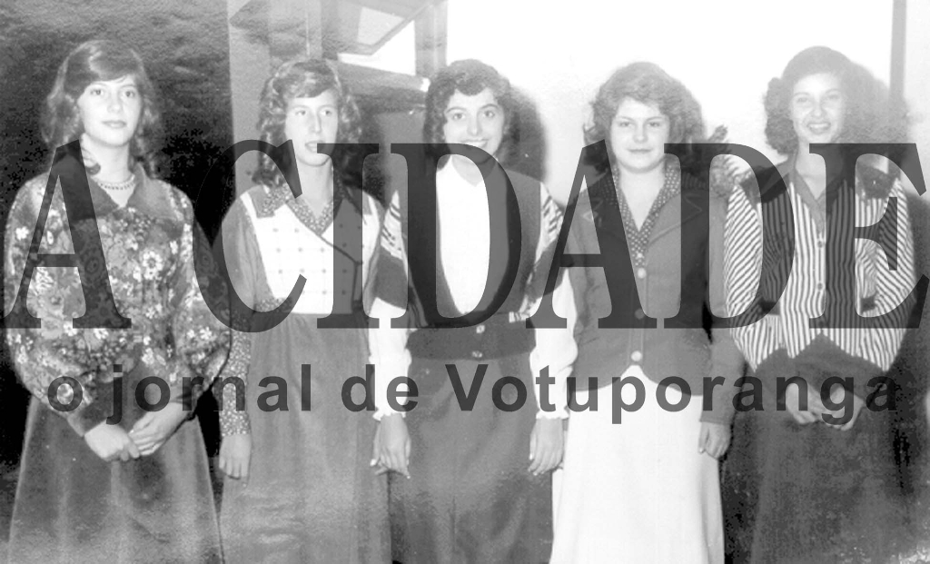 Por tradição, nos anos 70, o Votuporanga Clube promovia um requintado coquetel antecedendo o Baile das Debutantes. Era a oportunidade do congraçamento das famílias com as meninas que fariam o seu “debut”. Essa foto foi colhida num desses coquetéis. Aparecem a partir da esquerda: Márcia e Sandra Mazzaferro Costa, Tânia Pardo da Costa, Patrícia (prima delas de São Paulo) e Marly Eleutério Rodrigues.

***Confira mais desta coluna em nossa edição impressa e online para assinantes.