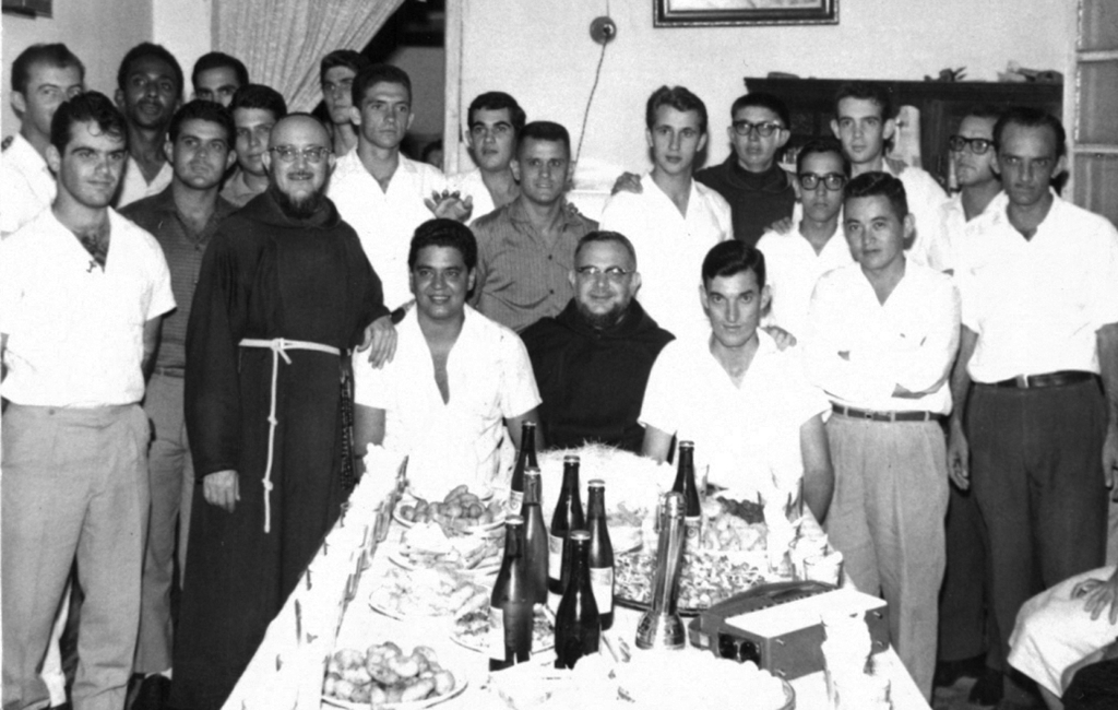 O aniversário do 
Frei Benjamim
1962 – O corte do bolo aconteceu na Casa Paroquial. A festa era para o vigário Frei Benjamim Maria de Piracicaba. Veja os personagens da foto conferindo a partir da esquerda: Uedelton Zanin, Alcebíades (Moreno), Vadão, Jarbas de Paula, Frei Ancelmo, Rossato (ao fundo), José Antonio Garcia (Palestra), Wilmosney Aparecido Rigo (sentado), Luiz Carlos Escudeiro, Jaime Alvares Gil, Frei Benjamim (sentado - o aniversariante), Urbano Doimo (em pé), Durvalino Comar (sentado), Frei Arnaldo (atrás), Edison Cócolo Martins (atrás), Antonio Murasse (na frente), Ariovaldo Martins (Jacaré) e Osvaldo Grandizolli (Barbeiro). As fotos são do arquivo pessoal de Edison Cócolo Martins (o Baiano) e foram selecionadas pelo nosso colaborador Dagoberto Mira Alves (Dago).