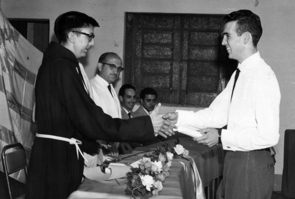 Cerimônia de Formatura – Entrega de Diploma aos Contabilistas
1962 – Ato solene de formatura com a entrega de diploma aos formandos do curso de contabilidade da Escola Técnica “Cruzeiro do Sul”. O ato deu-se no antigo prédio do Votuporanga Clube, que tornou-se a sede da Associação Comercial (rua Pernambuco esquina com a Mato Grosso). A partir da esquerda, Frei Arnaldo entregando o diploma para Edison Cócolo Martins; e na mesa principal aparecem Reginaldo Rossi (professor), Luiz Garcia De Haro (professor) e Salim Homsi.