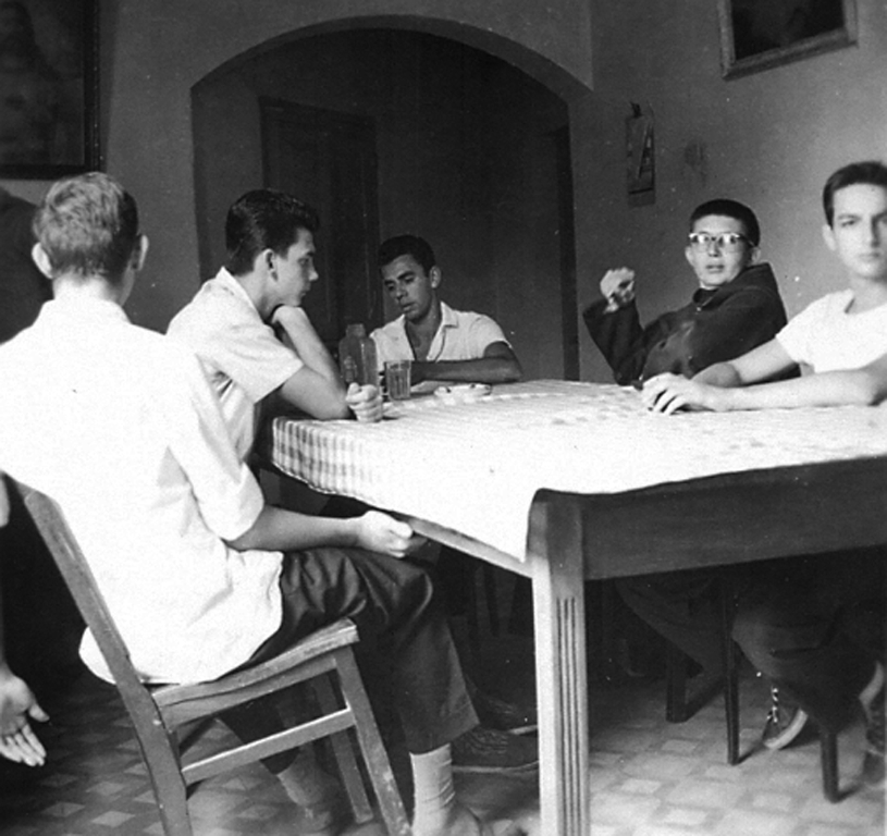 Bate-papo com o Frei Arnaldo
1960- Reunião como a dessa da foto era uma rotina no fundo da Casa Paroquial nos anos 60. Frei Arnaldo recebendo os amigos: da esquerda para a direita: Edison Cócolo Martins (de costas), Itagiba Moretti, Lelé (ponta esquerda da A A Votuporanguense), Frei Arnaldo e Mauri Angelo Botezini.