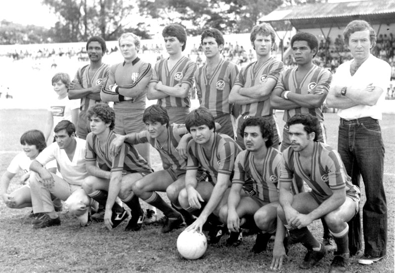 A Jowanel dos anos 70 - A Sociedade Esportiva Jowanel foi o time amador sensação dos anos 70. Foram inúmeras as conquistas da equipe presidida por Walter Costa e que tinha o Niquinho como técnico. A Jowanel chegou nas finais do Campeonato Amador Estadual. Esta é uma das suas formações em um jogo no estádio “Plínio Marin”. De pé, a partir da esquerda: o garoto é Marcelo Zeitune (hoje chefe de gabinete do prefeito), seguido por Diva, o goleiro Zé Branco, José Cláudio (Caica), Joãozinho, Cecê, Zé Lázaro e Niquinho (técnico). Agachados: Douglas (garoto), Nílson (massagista), Português, Beronha, Toniquinho, Zé Roxo e Miltinho. A foto é do arquivo pessoal de José Roberto Marchiori (o goleiro Zé Branco).