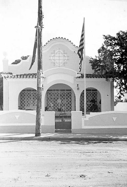 Palácio do Governo  - Os mais novos talvez nem saibam. Votuporanga, em 1963, foi por três dias sede oficial do governo do Estado de São Paulo. O palácio do governo foi instalado nesta casa da rua São Paulo, no dia 24 de junho de 1963.  Era a residência do prefeito Hernani de Mattos Nabuco. O governador era o professor Carlos Alberto de Carvalho Pinto,  muito amigo do prefeito Nabuco. Toda manhã, era executado o Hino Nacional para o hasteamento das bandeiras. A cidade tinha cerca de 20 mil habitantes e muito prestígio político. Nesta mesma casa morou também o médico Camilo Barbieri e mais tarde, o advogado Osvaldo Alvares de Campos.A foto pertence ao Museu Rapassi. Colaborou: Dagoberto José Mira Alves (Dago)