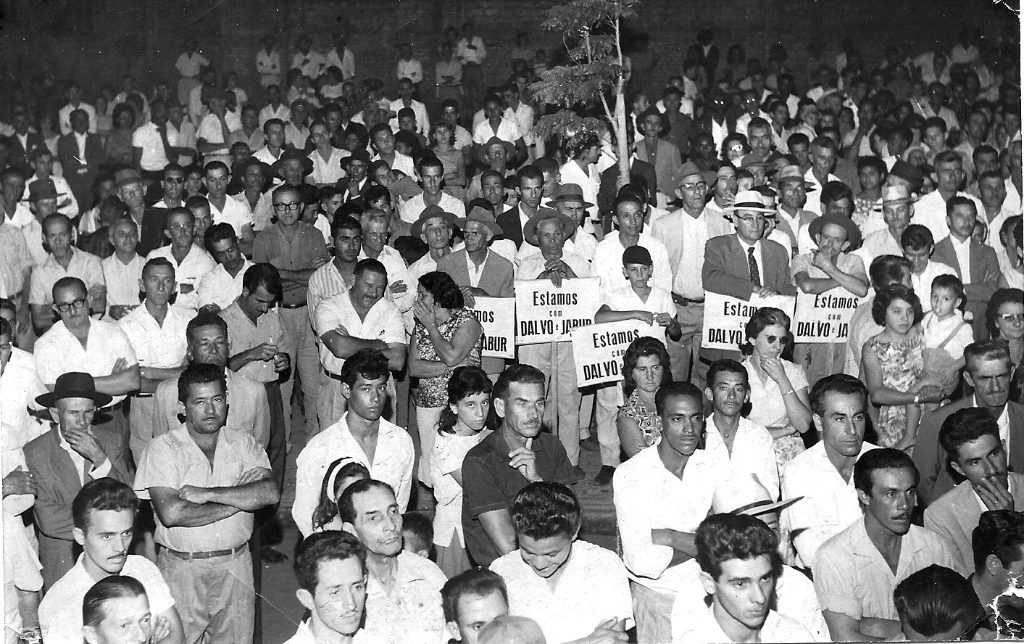 “Naquele tempo o povo participava dos comícios”. Esta observação foi feita pela ex-prefeito Dalvo Guedes, diante desta foto do ano de 1963. Ele estava em campanha política e tinha o apoio do então prefeito Hernani de Matos Nabuco. O seu companheiro de chapa como vice-prefeito era Gabriel Jabur. De braço cruzado ou de paletó e chapéu, todos ouviam atentamente o pronunciamento dos oradores no palanque. É possível que o prezado leitor identifique alguns votuporanguenses daquela época que aparece nesta foto.