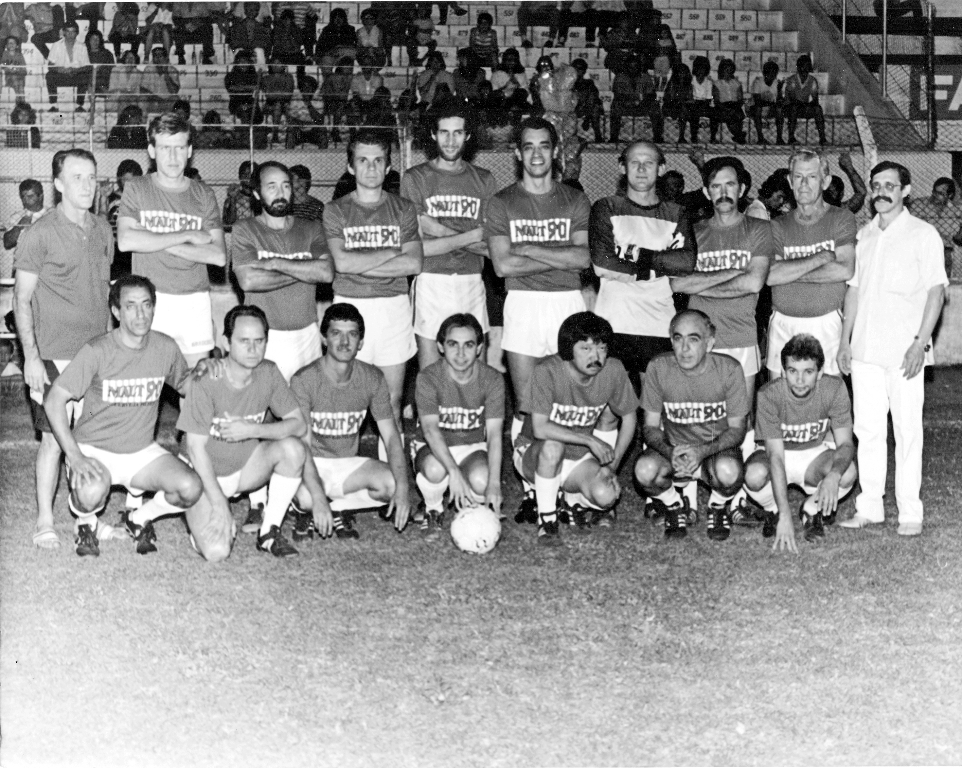 Em agosto de 1990, aconteceu um jogo beneficente no estádio “Plínio Marin”. Em campo, “Os Palitos” (magros) contra os Toneladas (gordo). Deu “Palitos” por 5 a 3. Confira quem são os craques, bons de bola, do Palito FC. Em pé, a partir da esquerda: Valter Moreti, Dirceu, Dr. Jaime Pimentel , Odail Dotto (Banespa), Orlando Ribeiro, Ayres, Zé Branco, Chico, Belini e Nélsinho Olgado.Agachados na mesma ordem: Dago, Dr. Brevigliéri, Gersindo, Darci Pereira de Moura (Crica), Takashi Uemura, Sebastião De Haro e Lila.A foto pertence ao arquivo pessoal do colaborador desta coluna Dagoberto José Mira Alves (Dago).