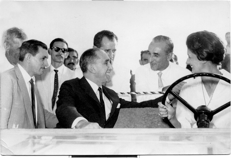 Uma carona para o governador - Começo dos anos 60. O governador do Estado de São Paulo, prof. Carlos Alberto de Carvalho Pinto, amigo pessoal do prefeito Hernani de Mattos Nabuco, visitava Votuporanga e andava pelas ruas da cidade. Nesta foto, Sidney Cavalim, a filha mais velha do saudoso Raphael Cavalim, para o seu jeep e dá uma carona ao governador de São Paulo. Aparecem também nesta foto, à esquerda, José Siriani (que era o prefeito de Tanabi), o cartorário Pantaleão e o advogado e vice-prefeito Octávio Viscardi. A foto é do acervo de Dalvo Guedes.
