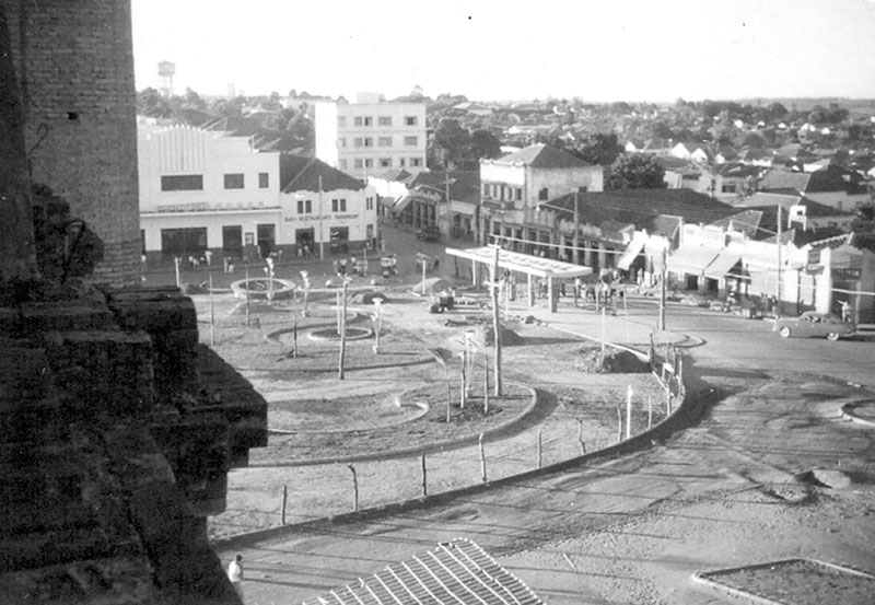 A praça da Matriz - Veja por este ângulo a praça central, conhecida como praça da Matriz, sendo remodelada no início da década de 60. Aos fundos, podem ser identificados o prédio do Cine Votuporanga e o Bar Paramont (na esquina), construções que expõem os traços da arquitetura da época. Observe do outro lado da rua o famoso Bar Shinohara (impossível imaginar ir para casa sem passar por lá e saborear o gostoso bauru). Veja mais acima o imponente Edifício Vespa - uma ostentação naqueles tempos. A foto pertence ao Museu Rapassi.