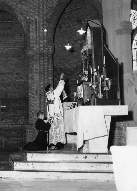 Celebração – Frei Arnaldo celebrando Missa na Igreja Matriz que ainda encontrava-se em fase de acabamento da sua construção (as paredes sem reboques).