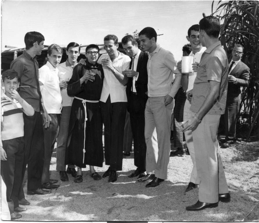 Festa de casamento – Da esquerda para a direita: Neguito Martins, Urbano Doimo, Hernani Nabuco Filho, Frei Arnaldo, Segundo Braolho, Edison Cócolo Martins, José Antonio Garcia de Carvalho (Palestra), Luiz Carlos Escudeiro, José Garcia Martins e Lidai Benini