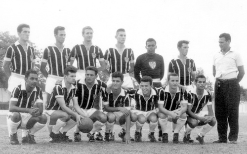 A Votuporanguense de 1972 - A gloriosa equipe da alvinegra de Plínio Marin, no ano de 1959. Época de competição acirrada com grandes clássicos regionais diante das equipes do Mirassol, América e Rio Preto, este, o adversário do Cav, hoje, às 10 horas. Veja a formação da Votupo-ranguense, de pé a partir da esquerda: Neri, Jurani, MIguel, Ariô Viscardi, Cesário, Zanca e o técnico Tinino. Agachados: Gabriel, Lupércio, Touro, Português, Nélsinho, Maurinho e Carangola.