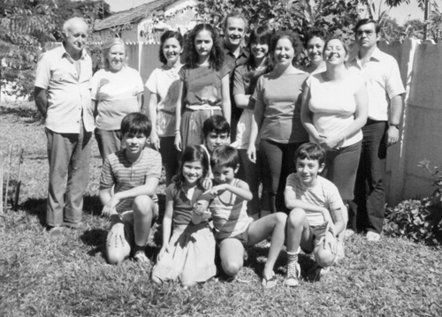 Três gerações dos Ferreira/Faria - Os Ferreira/Faria, tradicional família de Votuporanga, reuniu nos anos 80 as suas três gerações. Veja da esquerda para a direita: João Ferreira Faria e Maria Aparecida (avós), Clarice (filha), Eliane (neta), Dr. Joaquim Figueira da Costa (genro), Márcia (neta), Wanda Figueira (filha), Aparecida (nora), e João Ferreira (filho). Agachados: Maurício (neto), Jerônimo (neto), Robert e Richard (netos). A foto faz parte do álbum de família.
