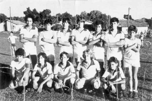 Paulista da Vila América - O ano é 1977 - Perfilado para a foto, o Paulistinha F.C. da Vila América que batia um bolão lá no campinho do Deoclécio. Veja a formação da esquerda para a direita, de pé: Luizinho, Donda, Tito, Marcão, Divino, João Zucheti e Maurinho. Agachados: Mauro, Mauricio, Aparecido , Bissi, Carlinho Figueiredo. A foto pertence ao arquivo pessoal de Giacomo Longo Roveri.