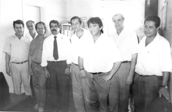 Diretoria da FEV 93 - A foto registra os eleitos para a diretoria da Fundação Educacional de Votuporanga no ano de 1993. O presidente eleito foi o então industrial Valdevir Davanço. A partir da esquerda: jornalista João Carlos Ferreira, David Mendonça Pontes, Osvaldo Pereira Caproni, Promotor de Justiça João Alberto Pereira, o presidente Valdevir Davanço, Elpídio Sanches Terruel, Dalvo Guedes e o tesoureiro Édson Prates.Foto do arquivo do jornal A Cidade