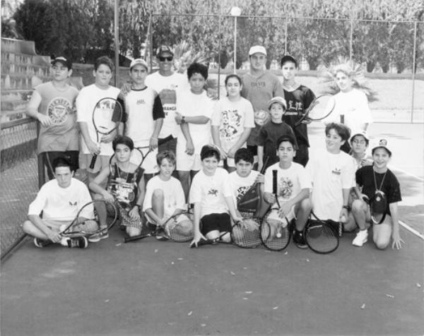 Escolinha do Votuclube - Foto dos anos 90 - Os professores Cal e Carneiro apresentaram os seus alunos de tênis para esta foto após uma competição na quadras do Votuporanga Clube. Confira, a partir da esquerda, começando pela linha de frente: Henrique, Renan, Thiago Rodrigues, ? , Rafael Gianoti, Maurício Chiquetto, Felipe Facchini, Lucas Rodrigues e Mariana Bressan.Veja ao fundo, BrunoNakabashi, Fábio Ferreira,  ? , Cal, Thiago Coguchi, ?, ?, Carneiro, ?, ?, Matheus.