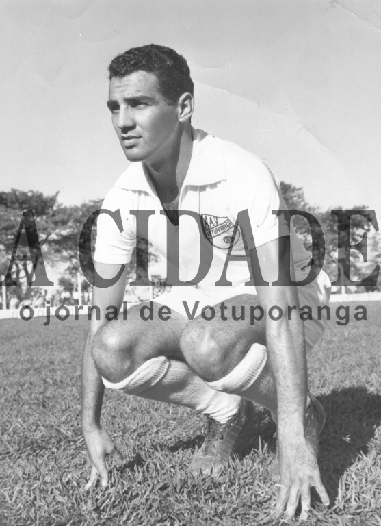 Estamos falando do Sr. Armando Russo, ou melhor o Canhoto, um atacante habilidoso da gloriosa AA Votuporanguense. Canhoto formou na grande equipe dos anos 60.  Ontem, dia 25,  ele celebrou junto aos seus familiares os seus 83 anos, com muita saúde e uma memória privilegiada. Ao lado da esposa Norma e dos filhos: Gisele, Denise e Erika, Armando Russo tem muito para comemorar. É um grande vencedor. 

***Confira mais desta coluna em nossa edição impressa e online para assinantes.