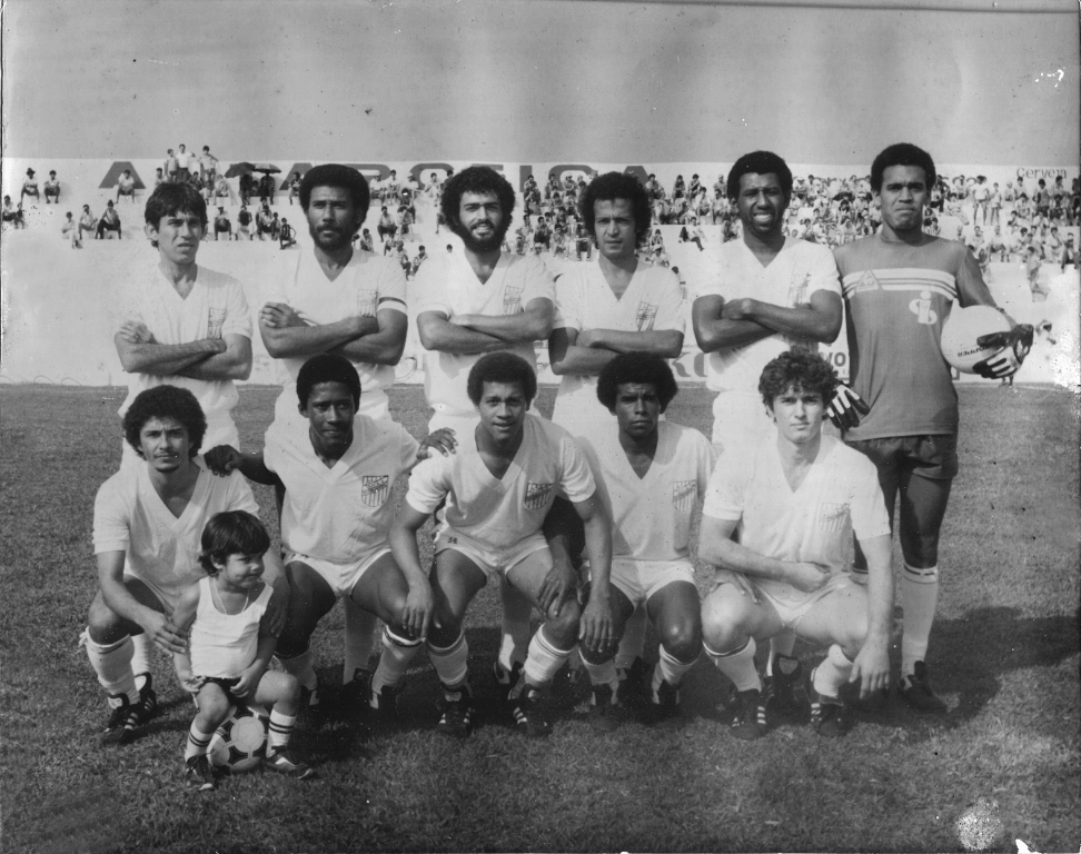 
Este é o time da AA Votuporanguense no ano de 1984. Veja a formação da Alvinegra, conferindo a partir da esquerda, de pé: Gustavo, Carlos Alberto, Caquinha, Adivilson, Sérginho, e Neneca (goleiro). Agachados na mesma ordem: Joãozinho (e seu filho), Orlando, Junior, João de Brito e Português. O técnico era o saudoso Bugre, falecido recentemente. A foto pertence ao arquivo pessoal do ex-jogador João de Brito. 