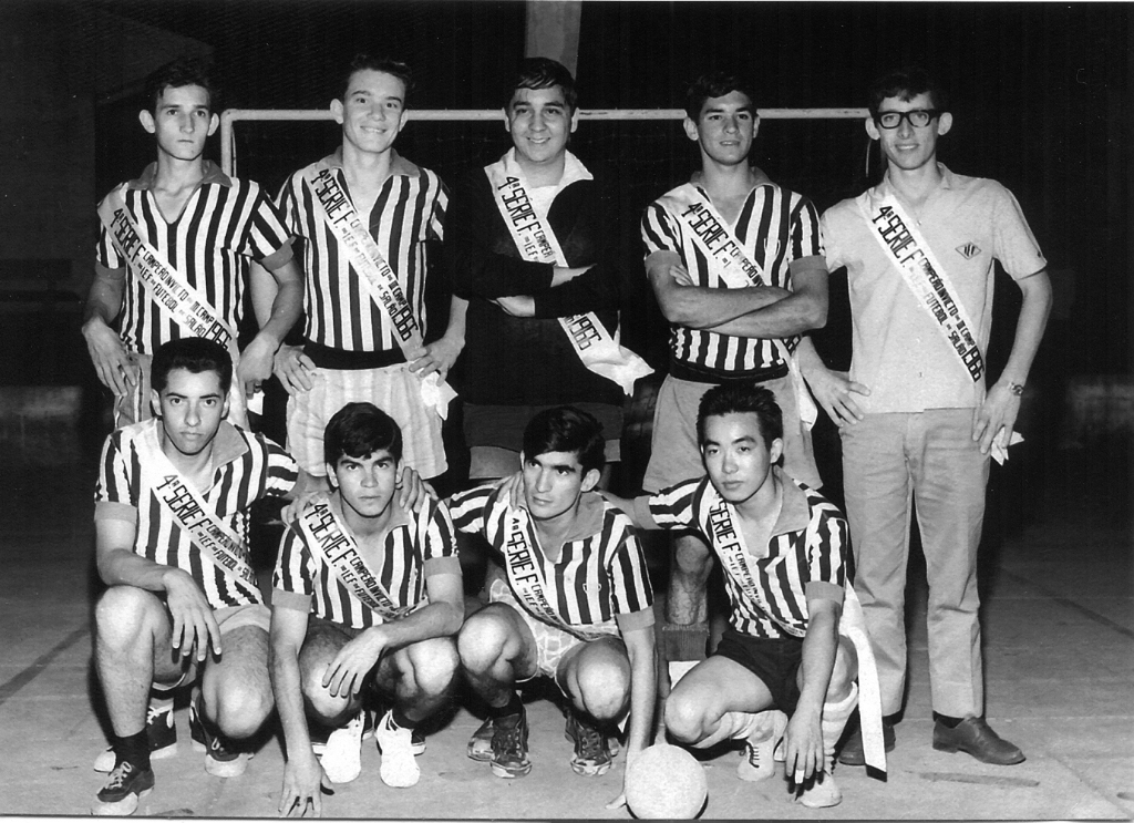 O votuporanguense, fisioterapeuta Marinho, da Fisioclínica, é destaque neste time de futsal no Campeonato Interno da Escola Estadual Ibiro de Almeida Soares, de Fernandópolis, no ano de 1966. É a equipe da então quarta série do Ginásio (8ª série). Da esquerda para a direita, de pé: Edierson, Wanderlei, Gustavo, Onilson e Petine. Agachados: Jurandir, Geraldinho (in memoriam), Marinho e Kuroda. A foto é do álbum de família de Marinho. 