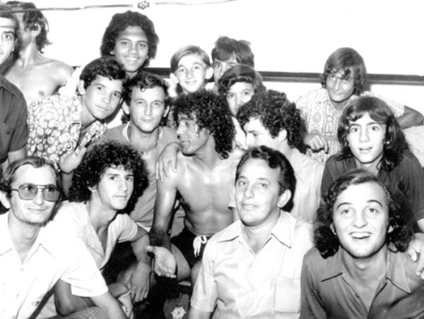 O avante César, um dos goleadores da Sociedade Esportiva Palmeiras, apresentou-se em Votuporanga, no Estádio “Plínio Marin”, no dia 22 de março de 1974. Foi num grande amistoso entre a A. A. Votuporanguense e Palmeiras. A foto foi feita nos vestiários e aparece ao centro o craque ladeado pelos admiradores do seu futebol. Entre outros: José Megiani, Dorval Cerântola (Calabra), Luiz e agachado com o braço na perna do jogador está o Paulo Dias dos Santos. E este é o dono da foto, quem nos enviou.