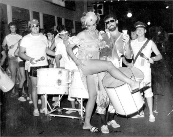 Numa sátira a Bethoveen, o grande Carnaval de Rua de Votuporanga tinha um grupo famoso que saía no bloco \"Beto Vem\". Nesta foto eles apareecem em pleno desfile do Carnaval de 1986, com os seus batuques e alegorias. Veja quem são eles:  Cindo, Faria, Rubinho, Luiz Fernando (Torrinha), Egmar Marão, Eugênio e Ari. A foto pertence ao álbum do batuqueiro Cindo.