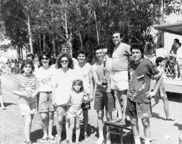 A foto é do dia 28 de agosto de 1988. Trata-se do ato de premiação aos melhores concorrentes do Campeonato de Pipas e Papagaios. O grupo que aparece na foto levou o 1.o lugar na categoria “Maior Pipa”. Veja quem são eles: Cláudia Bazaglia, Deborah Commar, Renata B. Commar, Eliza Bazaglia, Fernando Bortoluzi, José Carlos da Silva, Rogério Commar, de pé na cadeira o presidente Paulino Mateus Olgado e Vinicius Commar. A foto é do arquivo pessoal de Rogério Commar.