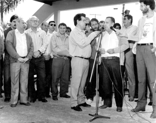 O então presidente do Sindicato Rural, Juvenal Domingos Martins Lopes discursa na abertura oficial da Exposição Agropecuária e Industrial de Votuporanga no ano de 1991. Veja, a partir da esquerda, os personagens que aparecem na foto: Aguinaldo de Oliveira, atrás dele Jorge Augusto Seba, Reynaldo Záccara Campos, vereador Antonio Pagliarani, Ideval Geraldo Freitas, vice-prefeito Dorival Alfredo Veronezze, radialista João Carlos Ferreira, ao fundo o então prefeito João Antonio Nucci e o jornalista Dagmar Azevedo, Juvenal Lopes, Frederico (Fred) Marcondes,  e o radialista Orlando Ribeiro. A foto é do arquivo do jornal A CIDADE